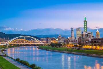 Fototapeta premium night view of taipei city by the river