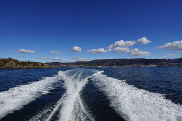 boat making waves