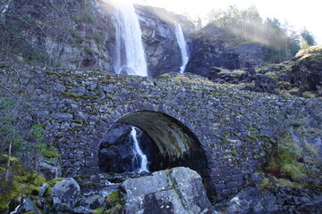 kamienny most przy wodospadzie