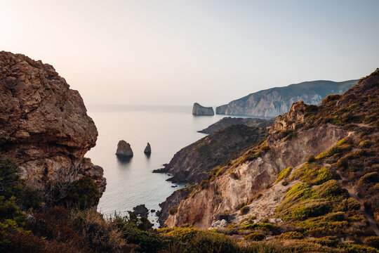 Felsige Küste in Sardinien 