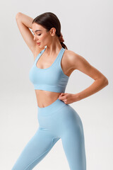 Fototapeta na wymiar Fitness woman. Athletic girl on the gray background