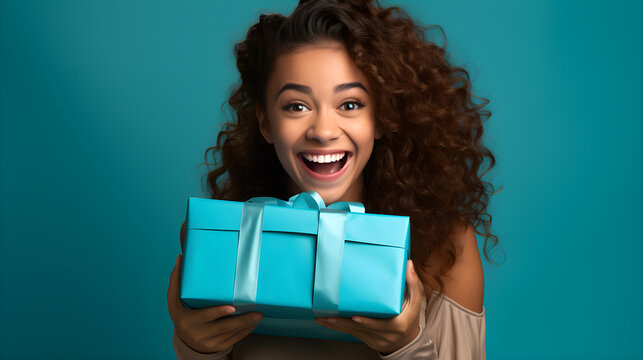 mujer Latina Feliz con Obsequio en las Manos sonriente y contenta obsequio de cumplea&ntilde;os