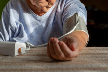 starsza osoba sprawdzająca ciśnienie krwi - obrazy, fototapety, plakaty