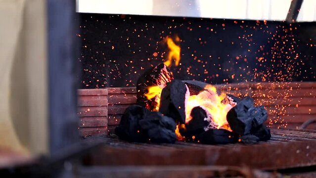chispas de fuego en carbon