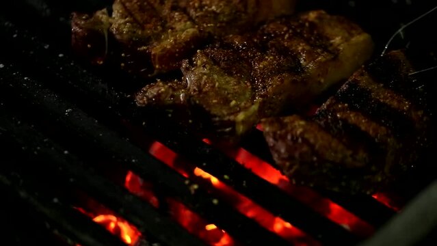 Carne asada en la parrilla