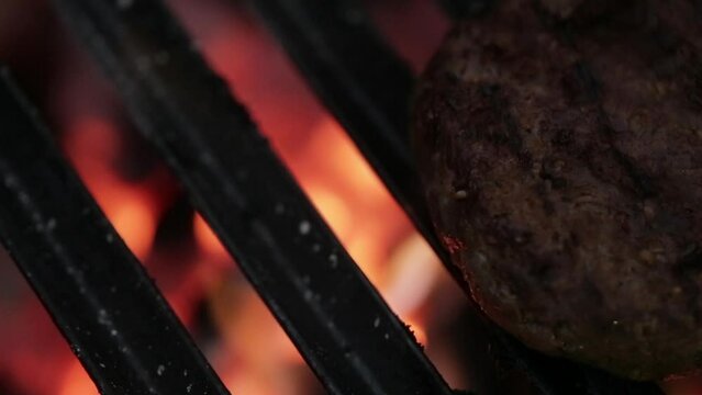 Hmaburguesa en la parrilla close up