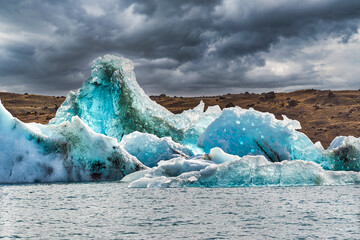 Jökulsárlón is a large glacial lake in southern part of Vatnajökull National Park, Iceland. - obrazy, fototapety, plakaty
