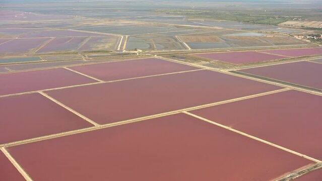 vue a&eacute;rienne des Salins de Camargue