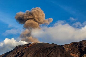 Stromboli, Aeolische Inseln, Sizilien, Italien, 29.10.2023, Vulkan, Ausbruch, Eruption > english>...