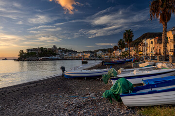 Lipari, Aeolische Inseln, Sizilien, Italien, 29.10.2023, Stadtstrand mit Fischerbooten > english>...