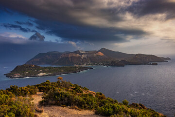 Lipari, Aeolische Inseln, Sizilien, Italien, 29.10.2023, Blick von Lipari nach Vulcano   english  Lipari, Aeolian Islands, Sicily, Italy, October 29, 2023 © Peter Engelke