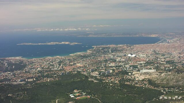 vue a&eacute;rienne panoramique de Marseille avec toute la baie