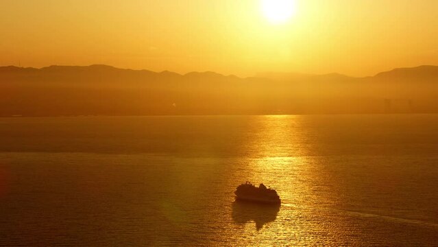 vue a&eacute;rienne de la baie de Marseille avec bateau de croisi&egrave;re
