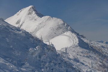 剣ヶ峰山から武尊山に向かう登山道から見た冬の剣ヶ峰山
