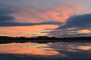 Fototapeta na wymiar Atardecer de postal con cielos de color pastel reflejados en la laguna