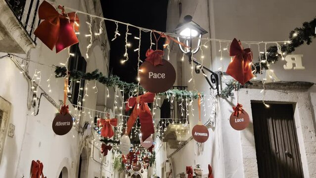 vicoli del borgo antico di locorotondo a natale