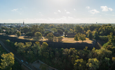 Obraz premium Grounds of mansion in cityscape of Natchez in Mississippi from aerial viewpoint