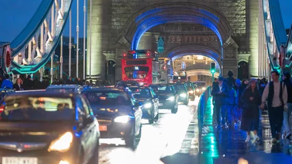 Photo sur Plexiglas Anti-reflet Tower Bridge Traffic at Tower Bridge on a typical chilly and rainy evening, London, United Kingdom 