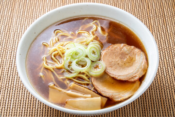醤油ラーメン(具はチャーシュー･メンマ･白ネギ)。

