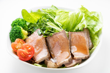 ローストビーフのサラダ。(白バック)
