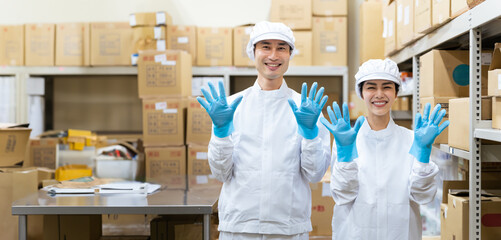 倉庫内で手袋をした従業員　食品工場　衛生管理 - obrazy, fototapety, plakaty