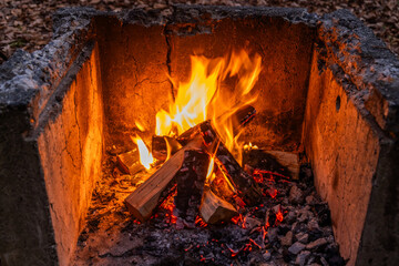 焚き火の炎　Fire in the fireplace deep in the forest - 691727312