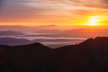 朝焼けの八ヶ岳連峰と雲海