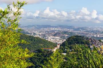 Vista do Maracanã ao centro com a Zona Norte do Rio de Janeiro 
