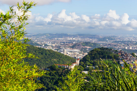 Vista do Maracan&atilde; ao centro com a Zona Norte do Rio de Janeiro 