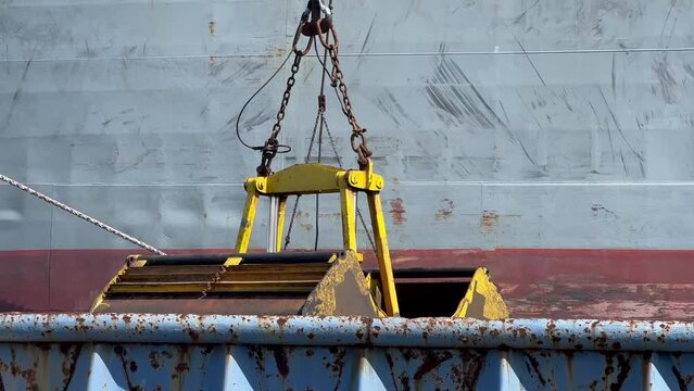 grua de un barco recogiendo materiales de una barcaza en el mar de Venezuela