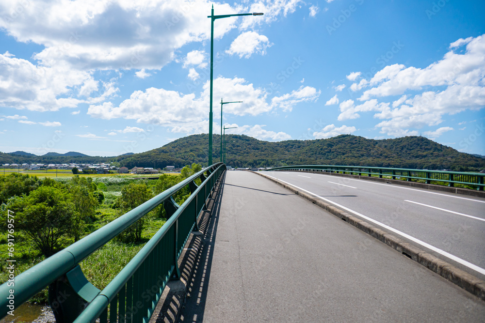 Wall mural 青空広がる道路