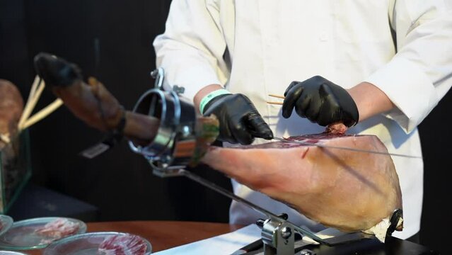 chef cortando una pata de jam&oacute;n iberico en una fiesta de bodas