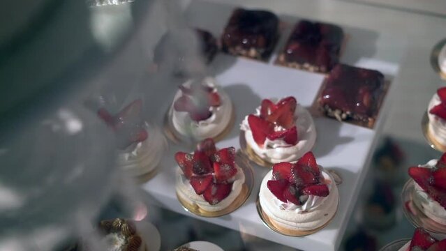 mini postres decorados con fresas en una mesa de postres de una fiesta