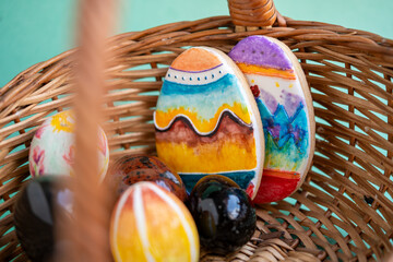 galletas con forma de huevos de pascua decorados a mano en cesta  