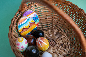diferentes tipos de huevos de pascua en cesta de mimbre