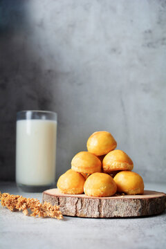 Nastar Cookies is Pineapple tarts cookies or nanas tart filled,  Indonesian cookies popular during Eid Mubarak or ramadhan kareem.
nastar cookies is set with milk as side dish