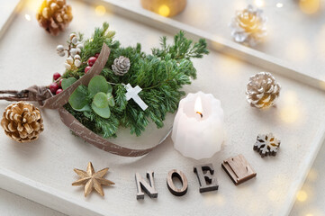 クリスマスのミニスワッグとキャンドル　白背景