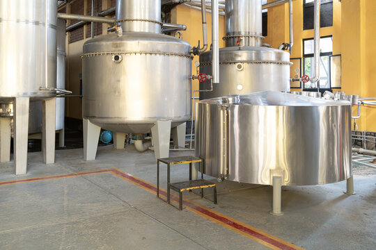 En la fabrica de tequila hay alambiques de metal para la destilación del tequila.	
