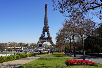 Panoramic view of the Eiffel Tower from the Trocadéro Gardens in Paris, France