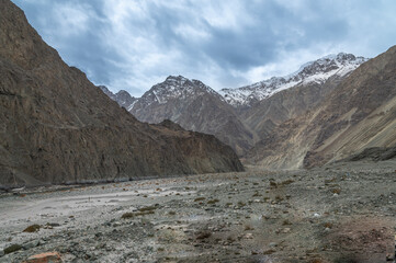 Obraz premium Scenic view of Himalayas and Ladakh ranges. Beautiful barren hills in Ladakh with dramatic clouds in the background. View from the road from Nubra Valley to Turuk. 