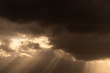 雲の隙間から出る太陽光
