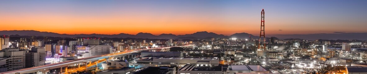 高台から見る夕暮れの北九州工場地帯の町並み