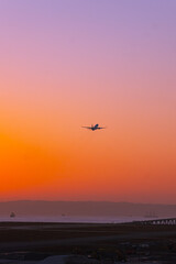 Fototapeta na wymiar 夕暮れの空と飛ぶ飛行機