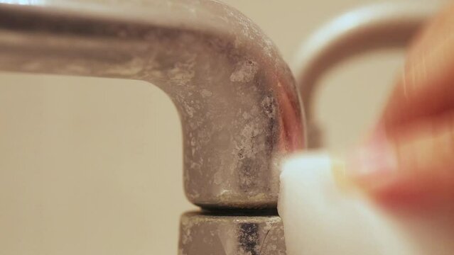 風呂場の水栓に付いた水垢をメラミンスポンジで掃除