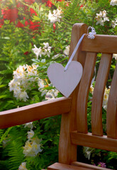 herz und stuhl mut im garten  muttertag,