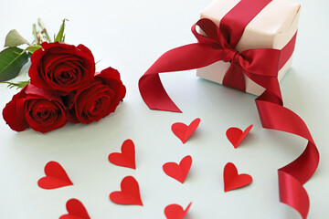 バレンタインデー　赤い薔薇と赤いリボンのプレゼント