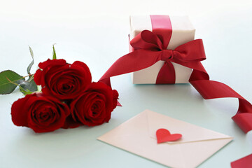 バレンタインデー　赤い薔薇と赤いリボンのプレゼント