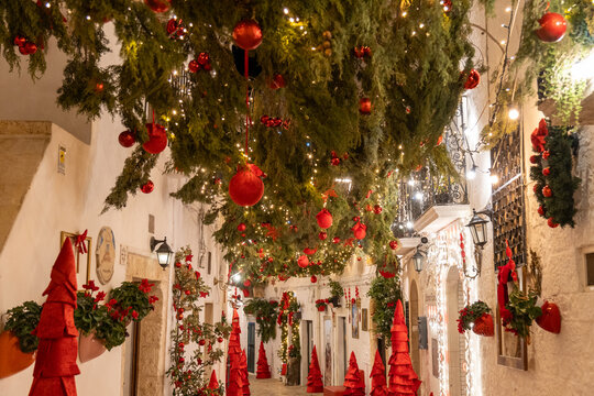 atmosfera natalizia nel borgo antico di Locorotondo - Puglia, Italy. 