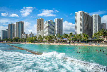 Skyline of Honolulu at Waikiki beach, Hawaii, US - obrazy, fototapety, plakaty