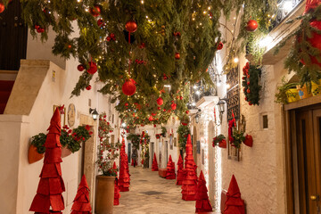 Natale in Puglia. Vicolo del borgo di Locorotondo, Bari, Valle D'Itria, Italy